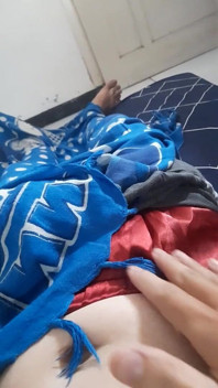 ใส่กระโปรงซาตินสั้นข้างในกางเกงขาสั้น