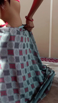 Bhabhi spricht schmutzig mit ihrem ehemann am telefon, während ihr Devar ihre wt muschi von hinten fickt