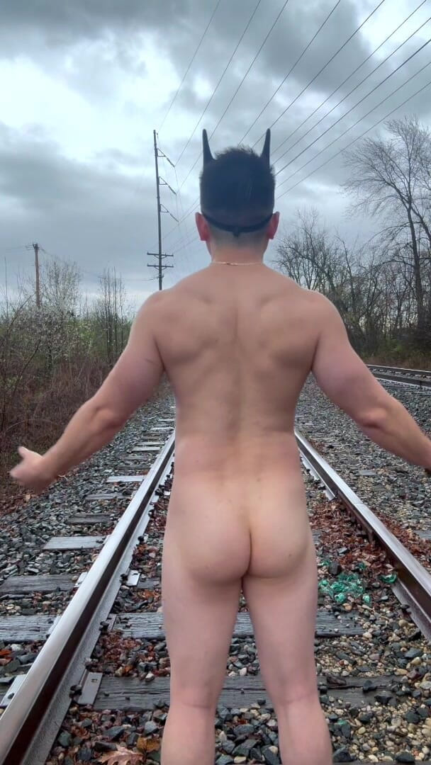 Barenakedmuscles: Exhibición ferroviaria empapada de lluvia - musculosa asiática tiras, flexiona, corre...