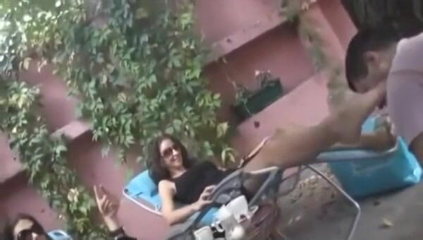 Foot Girls: Mocosas crudas arrogantes usan su esclavo de pies en la...