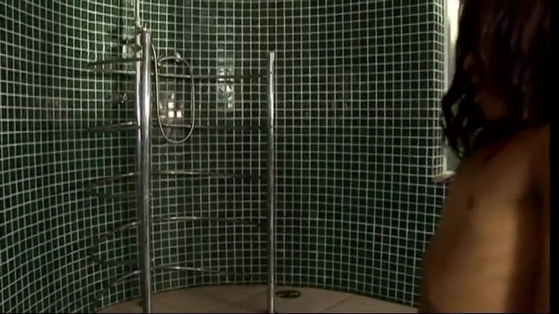 Shemales Tales: Latin travesti kız bu sert yarağı büyük bir özenle halledebilir