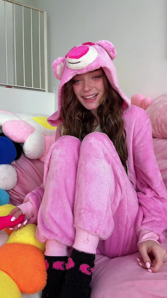 Shrooms Q: Si manis daisy love lagi asik ngentot memeknya pakai vibrator...
