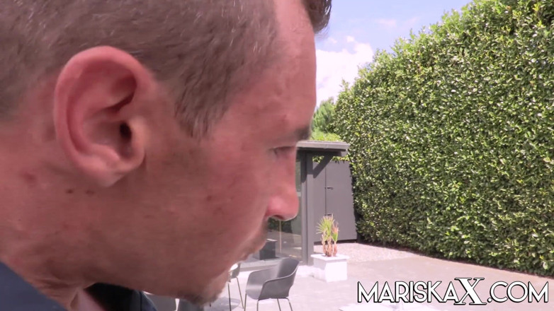 Mariska x: MARISKAX cycata blond milf przyjmuje dwa kutasy na zewnątrz