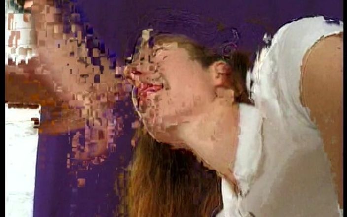 Cumming Soon: Chica universitaria lujuriosa con tetas pequeñas y cabello flácido Auburn...