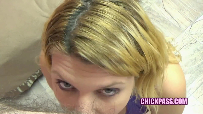 ChickPass Amateurs: Грудастая блондинка Brianna сосет у гику