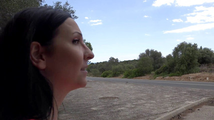 Watersports Media: Brunetka děvka chčije venku