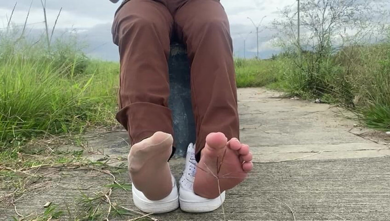 Mr Feet Colombia: ZE LAAT HAAR SCHOENEN SCHEREN IN HET OPENBAAR EN TREKT...