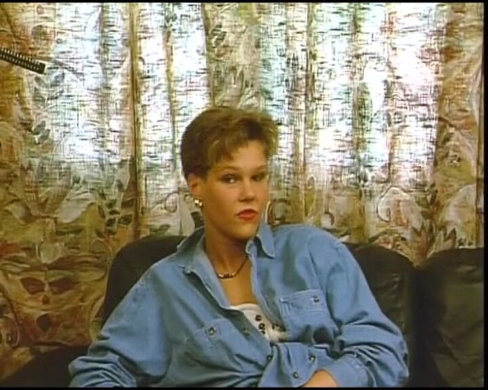 Deutscher hardcore: Schwanzlutschendes deutsches schätzchen bekommt ihre muschi gefingert