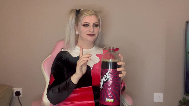 EeveeXo: Încearcă să nu burp Challenge Harley Quinn Cosplay