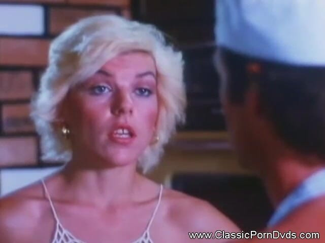 Classic Porn DVDs: 热辣的荡妇带这个厨师鸡巴骑乘