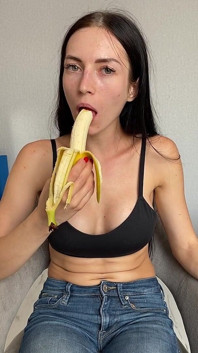 หยอกล้อในกางเกงยีนส์ กินและดูดกล้วย