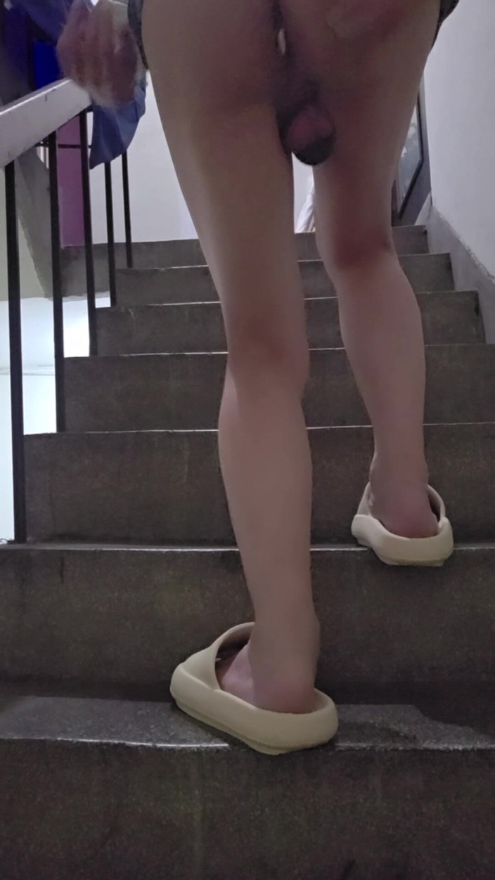 Taiwancdgirl: 덫 팅쉬안은 계단에서 자신의 순결 자물쇠와 항문 플러그를 보여줍니다