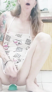 Trans hospodyňka vyvrcholí v kuchyni