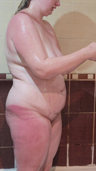 Ma Femme Pulpeuse Aux Gros Seins Naturels Prend Une Douche Et Se Rase Les Jambes, Les Aisselles Et La Chatte