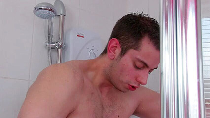 UK Babes: 真正的宝贝荡妇在淋浴下被性交