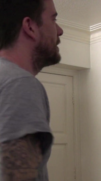 Tara Spades met grote borsten neukt haar stiefbroer Luke Hotrod