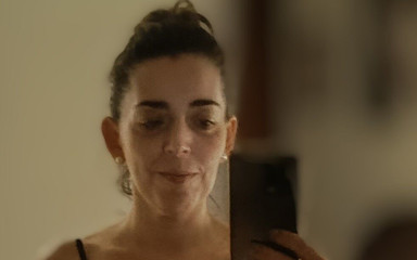 Secive: Une pute se masturbe sous la douche