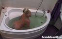 Scandalous GFs: Min stygga flickvän njuter av ett uppfriskande ögonblick naken i badkaret