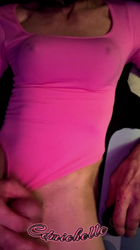 Cdmichelle vestindo body rosa com mamilos duros gozando na perna