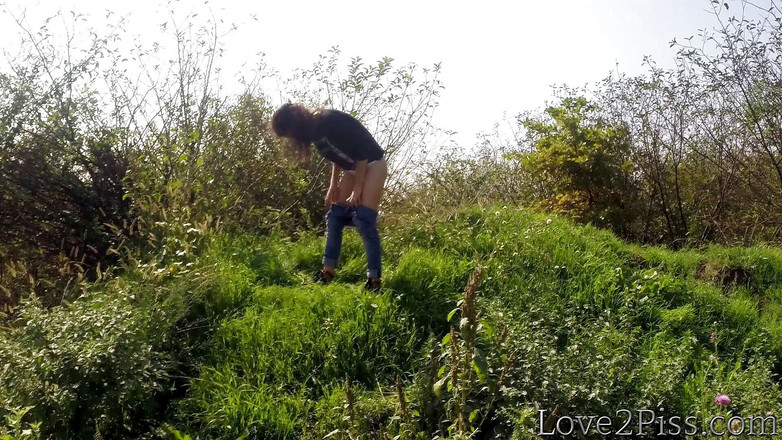 Love 2 Piss: Kencing gaya doggy