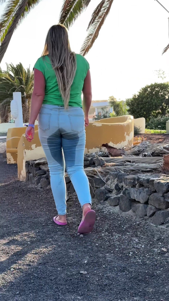 Emma Voyeur: Faccio Pipì Nei Miei Jeans Mentre Cammina Fuori