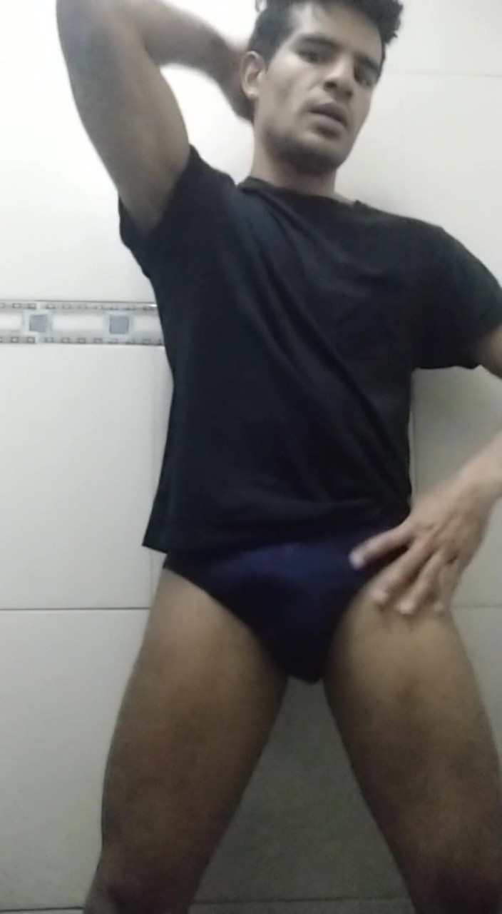 trebol_Jess: Latino muda melancap menunjukkan komplikasi seluar dalamnya yang kaya dengan 3...