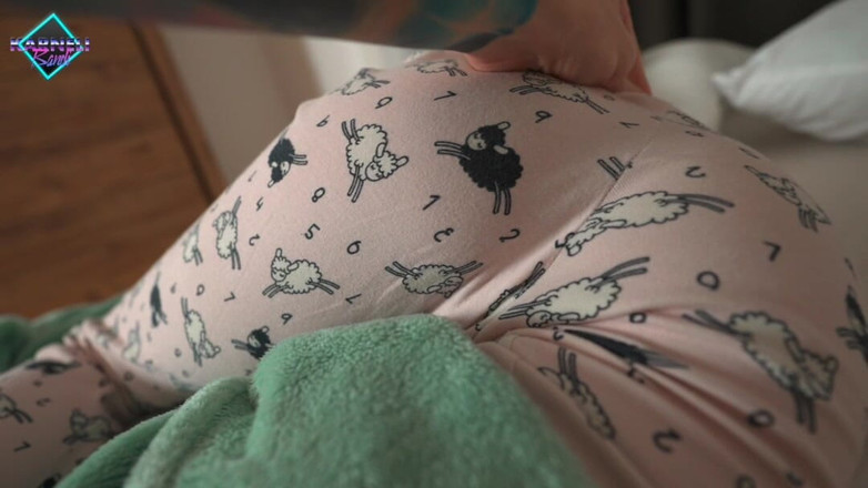 Karneli Bandi: Aku suka banget waktu pacarku bangunin aku kayak gini