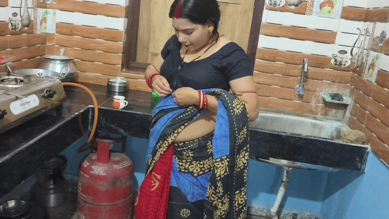 Sona bhabhi: 热辣的印度熟女女仆妻子正在勾引和操逼，德西性爱视频