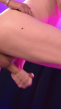 Das Mädchen Liebt Einen Strap-on Nach Dem Orgasmus