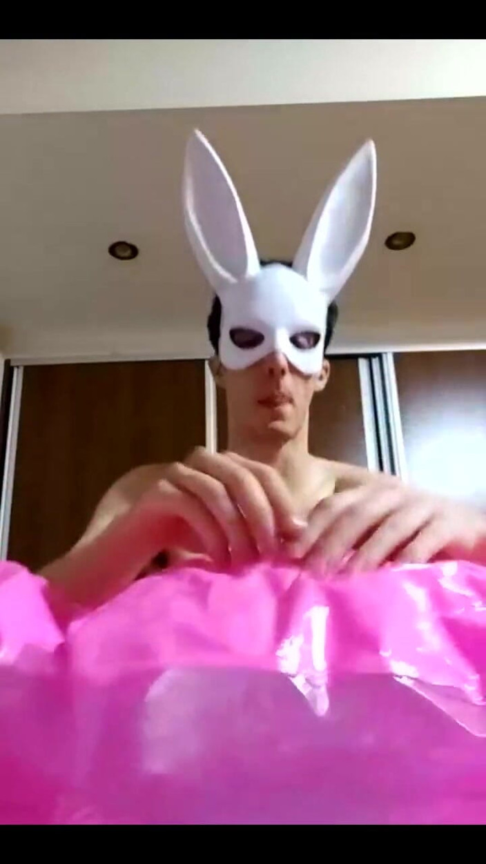 Floatie Boy: Bunny Looner स्ट्रीम पर हस्तमैथुन करते हुए अपनी फुला देने वाली गुलाबी कुर्सी और एक बड़ा स्पष्ट गुब्बारा उड़ा रही है