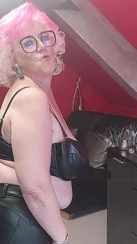 Mamă sexy cu păr roz țâțoasă se dezbracă și tachinează pula în pantaloni de piele