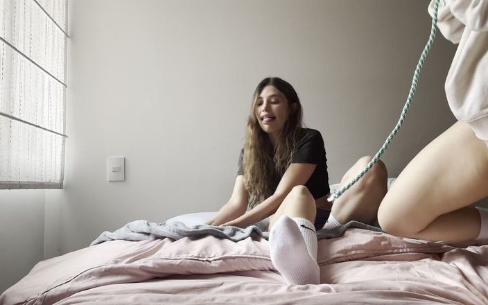 scarlettandc: Due ragazze lesbiche fanno una partita di wrestling femminile con...