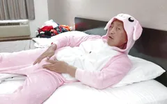热辣的亚洲女郎穿着我的新粉色女郎和拉链黑拳三裤在廉价汽车旅馆