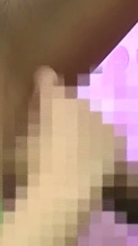 열정적인 겨드랑이 숭배를 즐기는 미시 갈색 머리 밀프