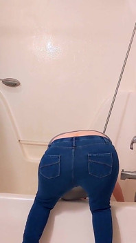 Bathtub cleaning MILF teases buttcrack