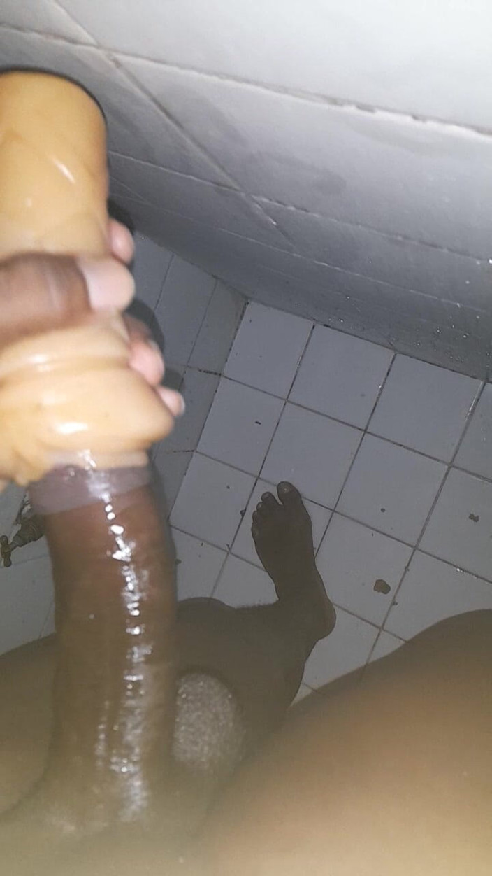 Black guy: S8 E2 sục cu