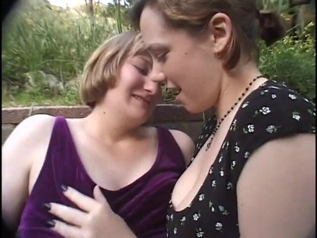 A Lesbian World: 두구멍 딜도를 빨고 공원에서 친구와 노는 임산부