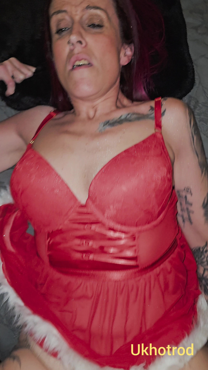 UK Hotrod: Follada Rápida En Traje De Navidad Después De Garganta Profunda