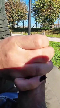 Mostro il mio cazzo davanti a un eveyone in un parco e la mia figliastra mi aiuta a sborrare - vero sesso rischioso