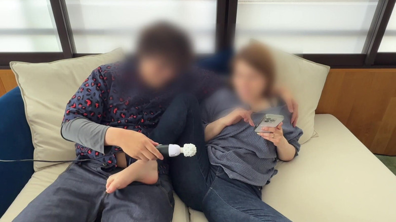 LuuLee0804: Femeie căsătorită chinuită cu un vibrator pe canapea