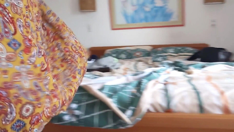 Ardientes69: Właściciel hotelu nagrywa mnie, gdy zakładam krem do opalania, aby...