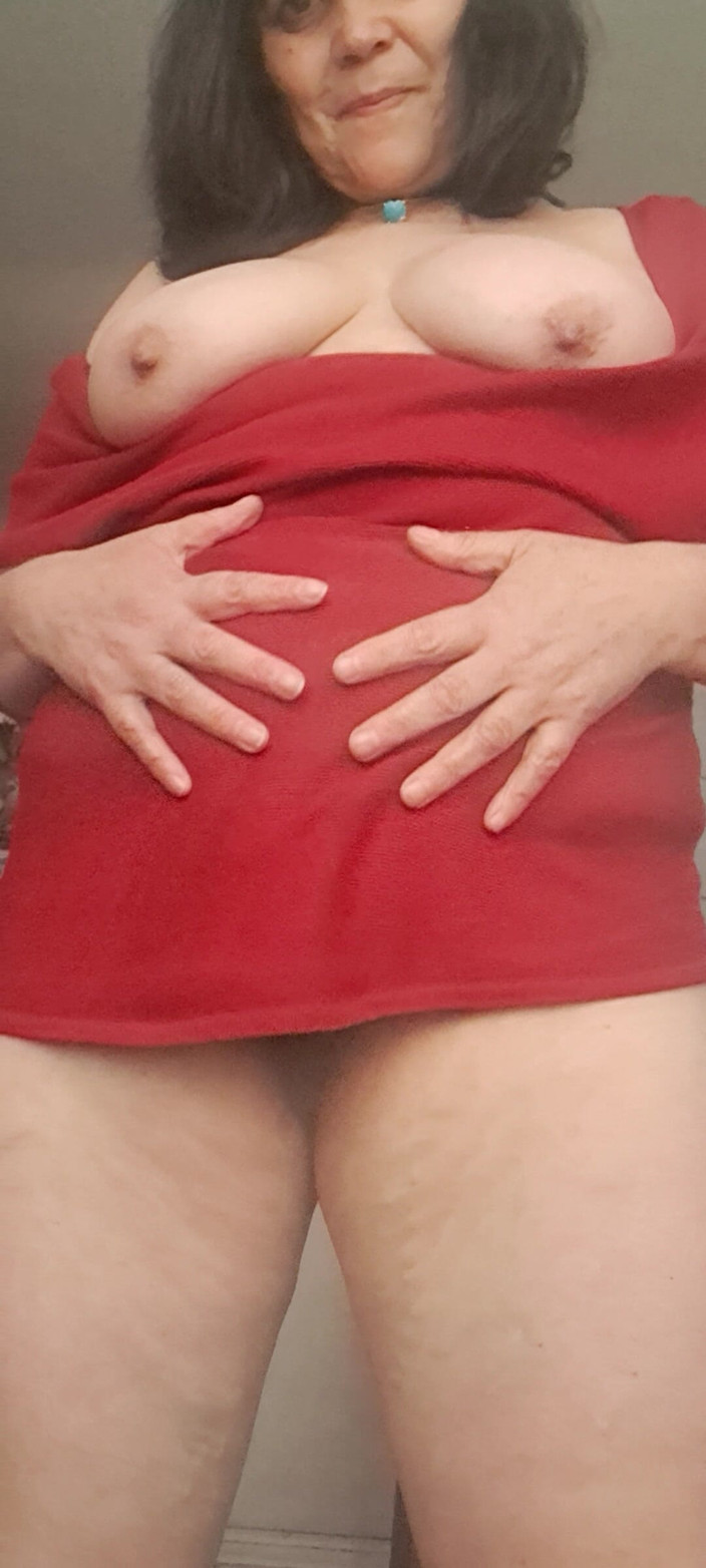 Mommy big hairy pussy: Une belle-mère se touche la chatte