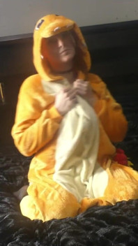 Renee Sakuya într-un costum Charizard, film tăcut