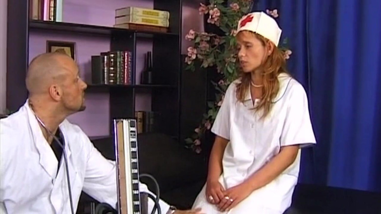 Bangora clips: Kızıl saçlı hemşire doktor için açıyor derin muayene