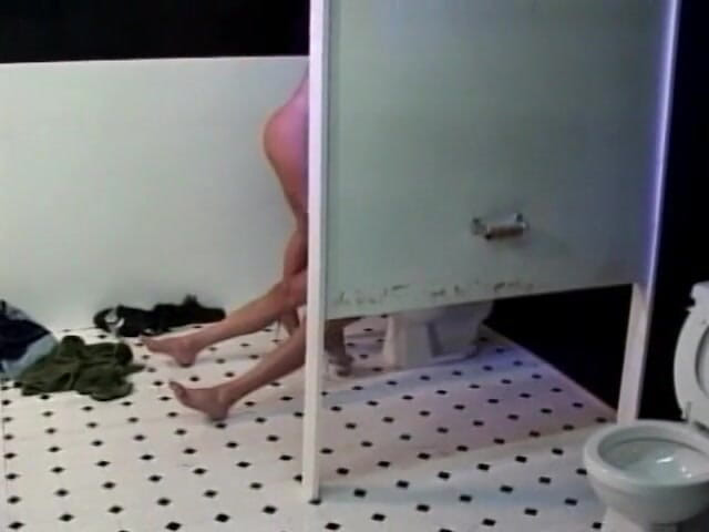 Butt Paradise: ウェーブのかかった髪のふしだらな女は、椅子に座っている男ながらblowyを与えることを楽しんでいます
