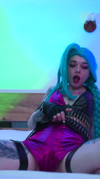 League of Legends'tan ateşli hatun jinx büyük dildo eğlencesi yapıyor