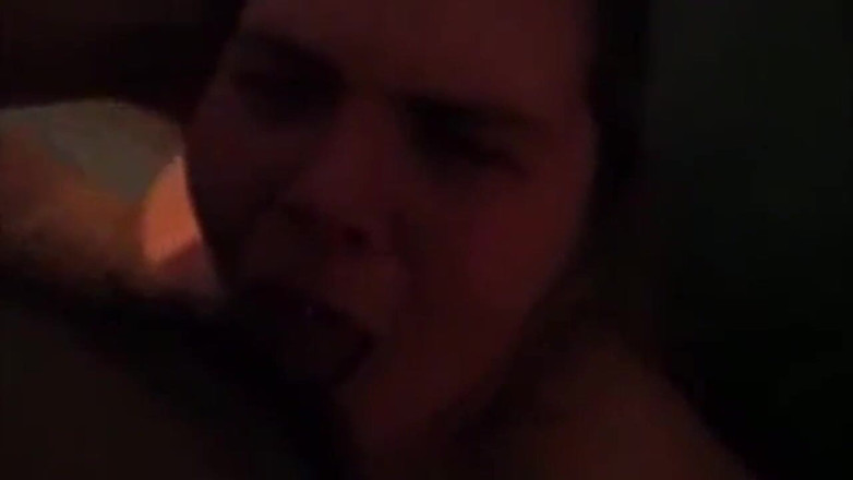 Fat House Wife: Traviesa esposa consigue esclavitud de mano y luego garganta follada...