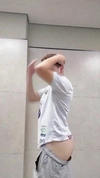 공중화장실에서 경비원이 자랑하다가 거의 들킬 뻔했어요