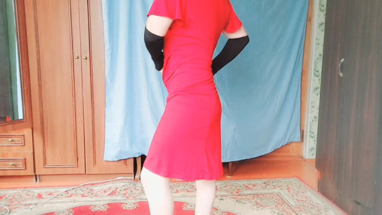 Kitty_Cross: Sexy crossdresser škádlí pomalu s nádhernými křivkami Dnes večer