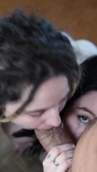 ¡El padrastro cachondo se folla a su hijastra y a su mejor novia y facializa a ambos!